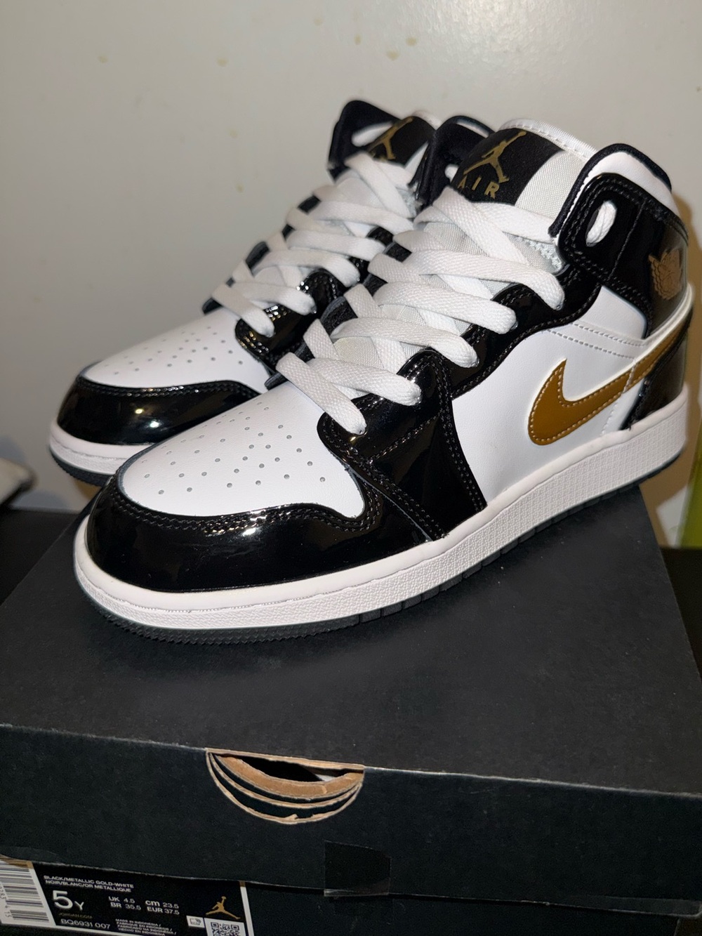 Jordan 1 Mid Patent Black White & Gold 5Y